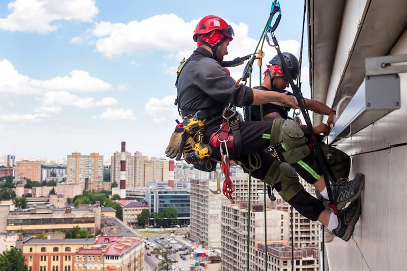 لباس کار برای کار در ارتفاع